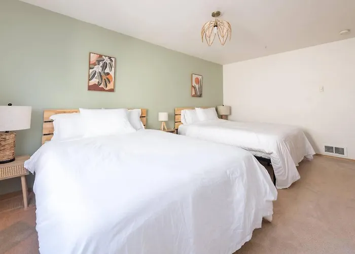 Cozy 2 Bedroom Condo Walking Distance From The Beach